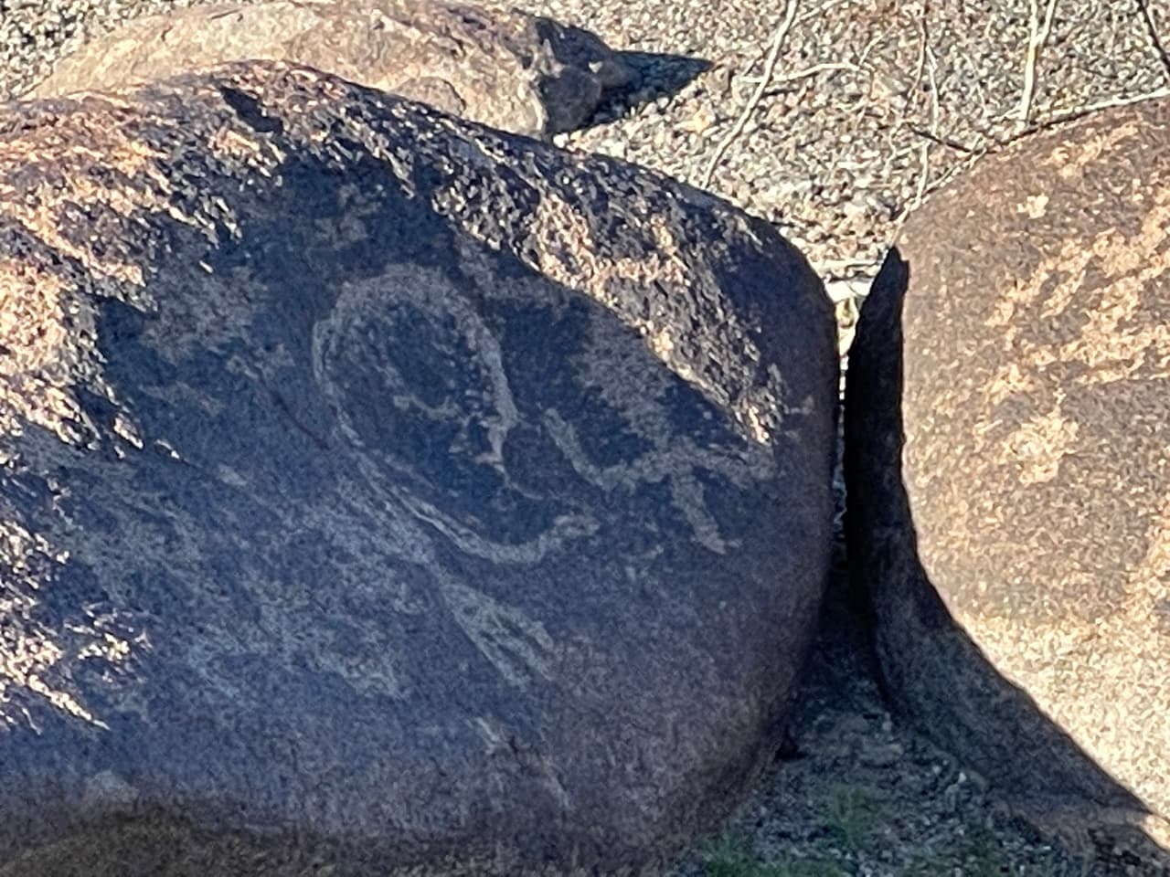 En el sitio también se pueden encontrar inscripciones hechas por diversos personajes que pasaron por la zona en épocas históricas, pues era una 
<b>importante ruta</b> hacia California.