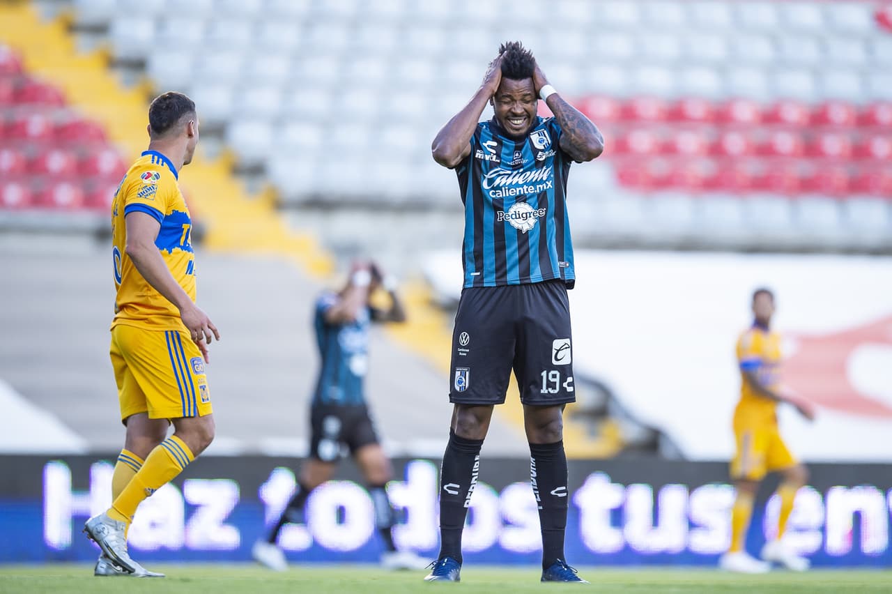 Querétaro tuvo las mejores opciones en la primera mitad. Silveira con una media vuelta dio un aviso.