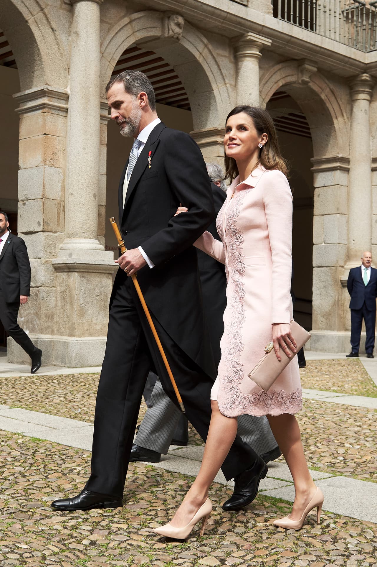 El amor volvió a tocar a su puerta cuando conoció al príncipe Felipe de Borbón, con quien se comprometió en 2003 y llegó al altar el 22 de mayo de 2004. Letizia ahora es un icono de la moda en la monarquía española y entre sus diseñadores favoritos se encuentran Hugo Boss, Felipe Varela y Carolina Herrera. Procreó con el rey Felipe a sus dos hijas, Leonor y Sofía, nacidas en 2005 y 2007, respectivamente.