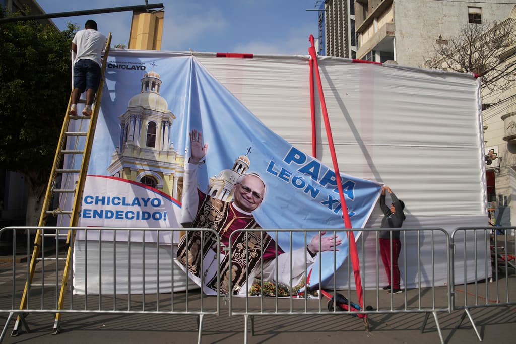 <h3 class="cms-H3-H3">Mientras tanto, en Perú</h3>
<br>
<br>Un equipo instala una pancarta saludando al nuevo papa en la Catedral de Santa María, sede episcopal de Chiclayo, norte de Perú, donde León XIV trabajó por muchos años como obispo.