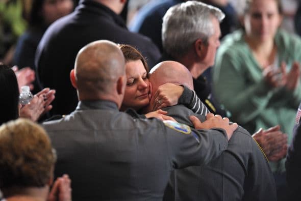 En la vigilia realizada en una escuela secundaria, participaron también profesores de la escuela primaria Sandy Hook, en la que un atacante mató a tiros a 20 niños y seis adultos.