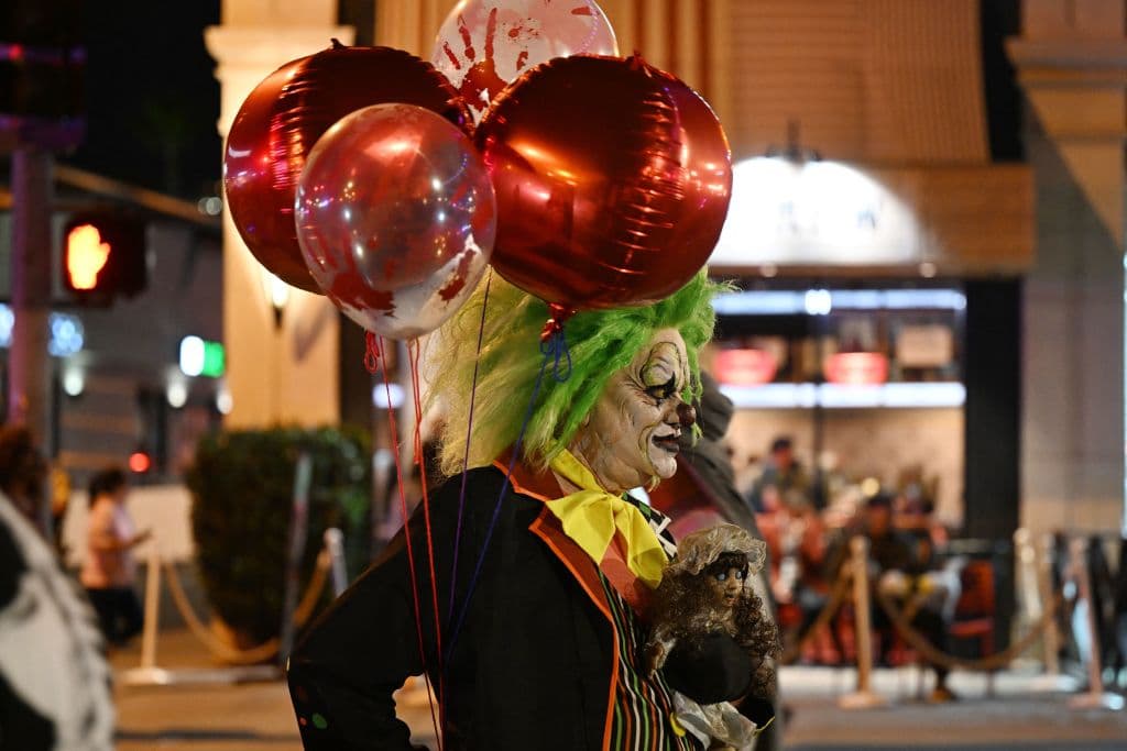 Según entraba la noche, llegaron más personajes de esos que nadie quiere encontrar en su casa. Obvio, el carnaval es de Halloween y este payaso no fue a regalar sonrisas, sino un buen susto.