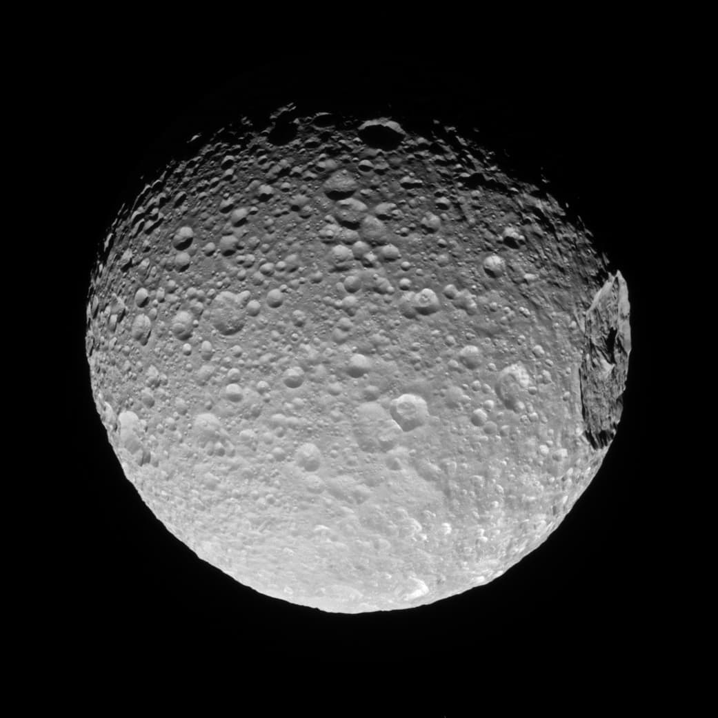 Mimas es la luna que orbita más cerca del planeta. Es muy fría y pequeña, con 246 millas de diámetro. Estudios realizados en la Universidad de Cornell, Nueva York, han concluido que el pequeño satélite podría tener un núcleo líquido y un océano en su interior, como se cree de otros satélites de Saturno y Júpiter.