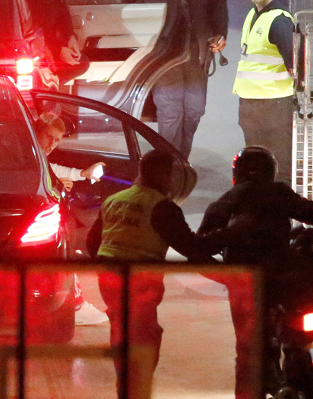 Le quiso tocar la cara y metió la mano al vehículo, pero Bieber le dio un puñetazo en la cara.