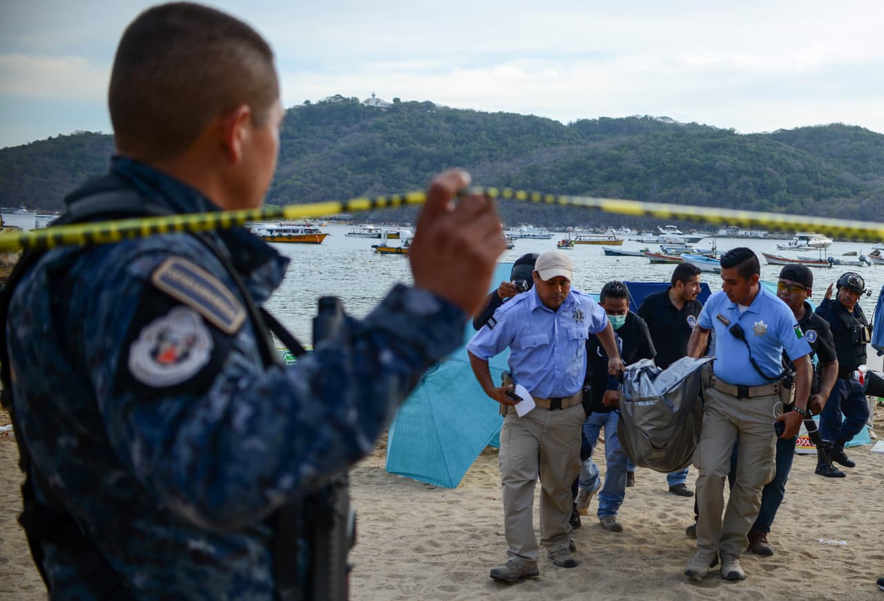 Personal forense traslada un cuerpo en el puerto de AcapulcoPersonal forense traslada un cuerpo en el puerto de Acapulco, en el estado de Guerrero.