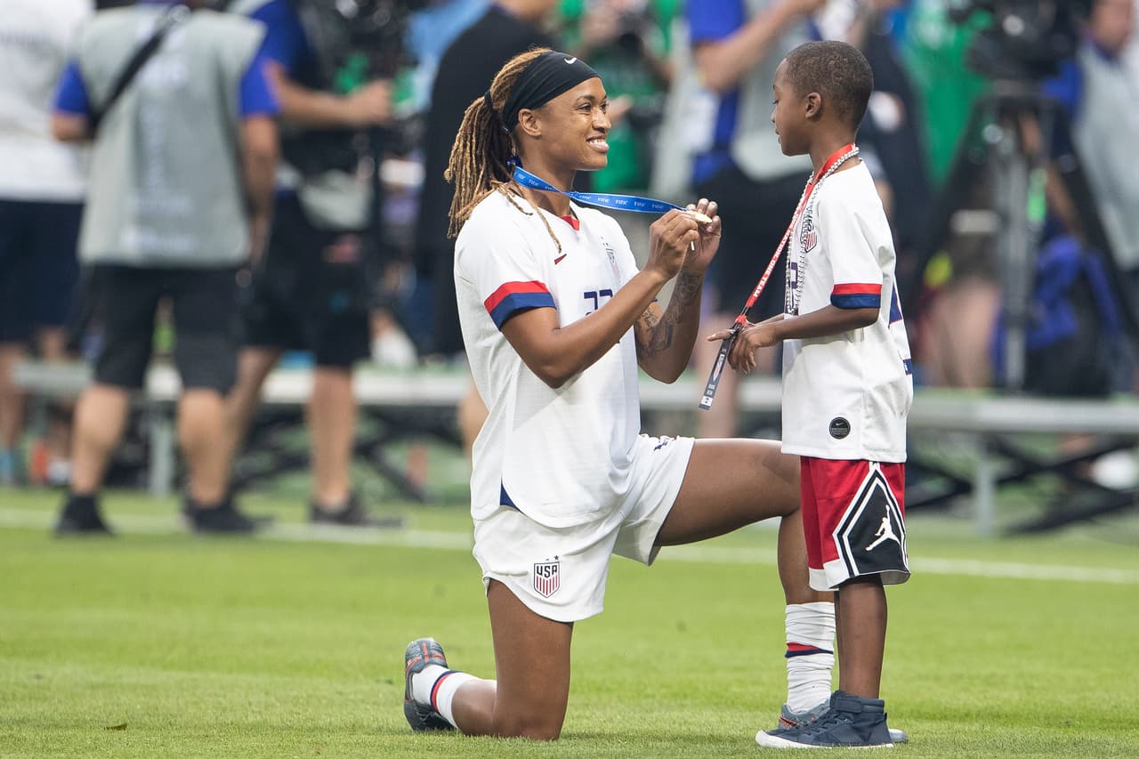Jessica McDonald le muestra la medalla de oro a su hijo Jeremiah, de 7 años. Ella es la única futbolista de la selección estadounidense que es madre.
