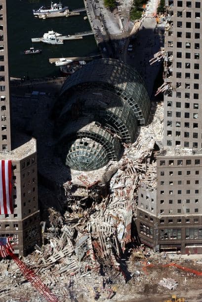 El 11 de septiembre Estados Unidos fue víctima de horrendos ataques terroristas: Al Qaeda secuestró e impactó cuatro aviones contra varios objetivos y que causaron la muerte y destrucción, siendo el episodio que precedería a la guerra de Afganistán y a la adopción por el Gobierno estadounidense y sus aliados de la política denominada de Guerra contra el terrorismo. Los atentados fueron cometidos por diecinueve miembros de la red yihadista Al-Qaida,1 divididos en cuatro grupos de secuestradores, cada uno de ellos con un terrorista piloto que se encargaría de pilotar el avión una vez ya reducida la tripulación de la cabina. Los aviones de los vuelos 11 de American Airlines y 175 de United Airlines fueron los primeros en ser secuestrados, siendo ambos estrellados contra las dos torres gemelas del World Trade Center, el primero contra la torre Norte y el segundo poco después contra la Sur, provocando que ambos rascacielos se derrumbaran en las dos horas siguientes.2 3 El tercer avión secuestrado pertenecía al vuelo 77 de American Airlines y fue empleado para ser impactado contra una de las fachadas del Pentágono, en Virginia. El cuarto avión, perteneciente al vuelo 93 de United Airlines, no alcanzó ningún objetivo al resultar estrellado en campo abierto, cerca de Shanksville, en Pensilvania, tras perder el control en cabina como consecuencia del enfrentamiento de los pasajeros y tripulantes con el comando terrorista.