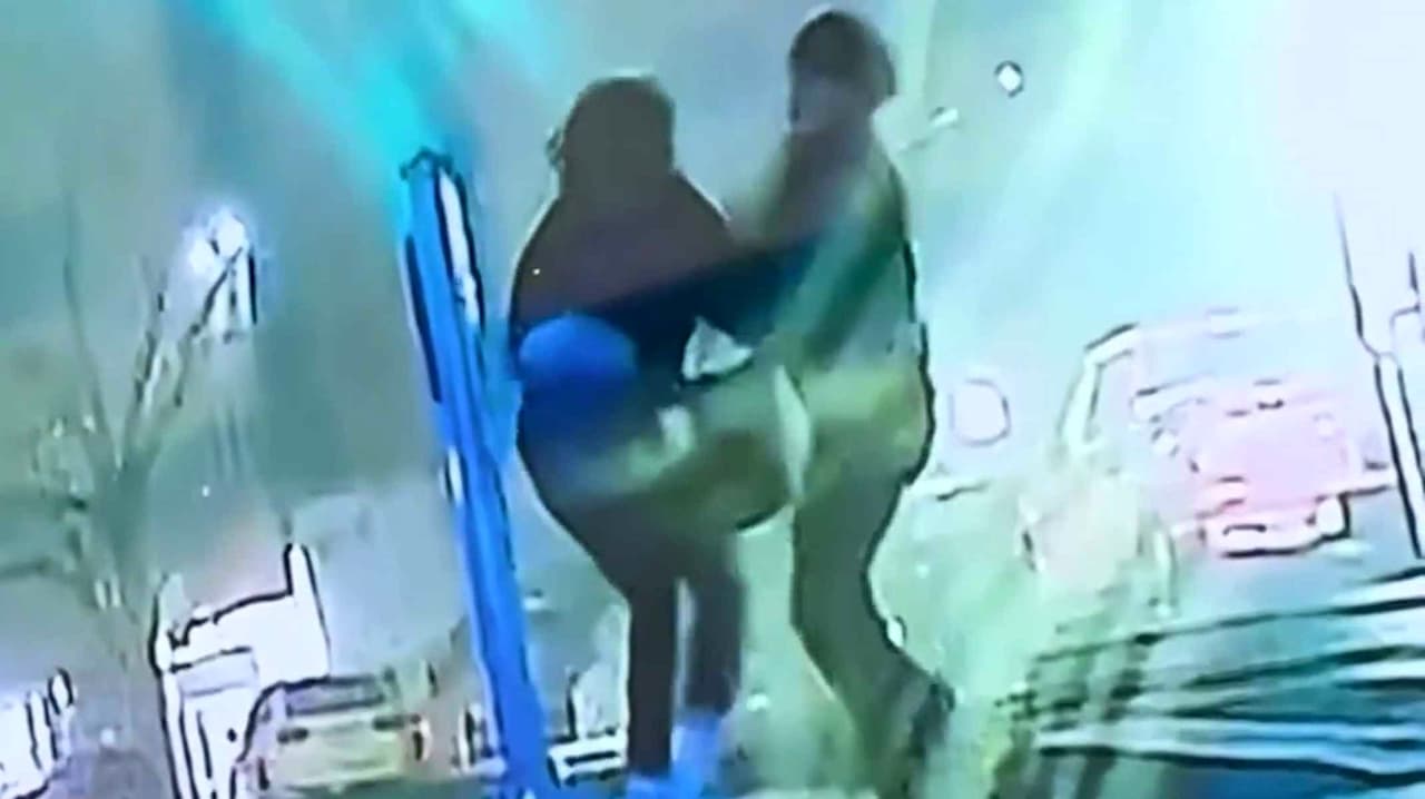 "Mami, me acuchillaron": Madre relata el dramático ataque contra su hija en Queens