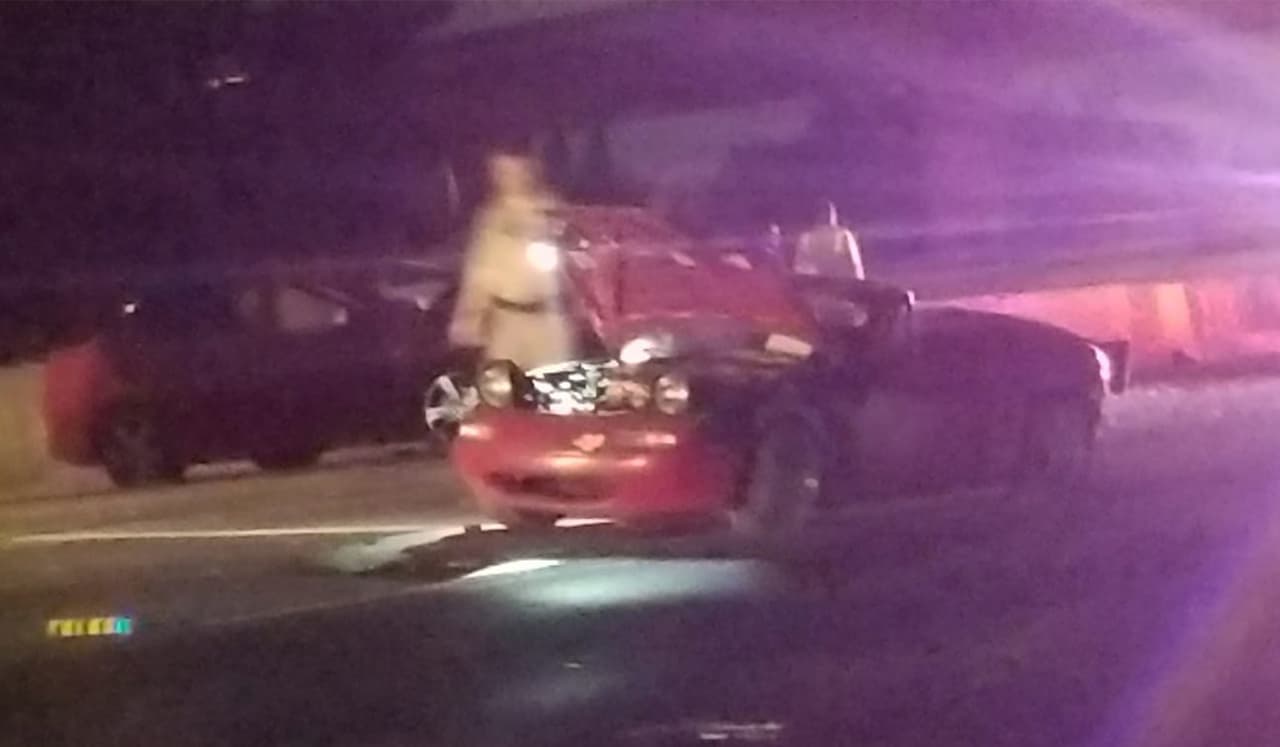 Conductor choca contra barrera divisoria y luego muere atropellado en medio de la carretera 41