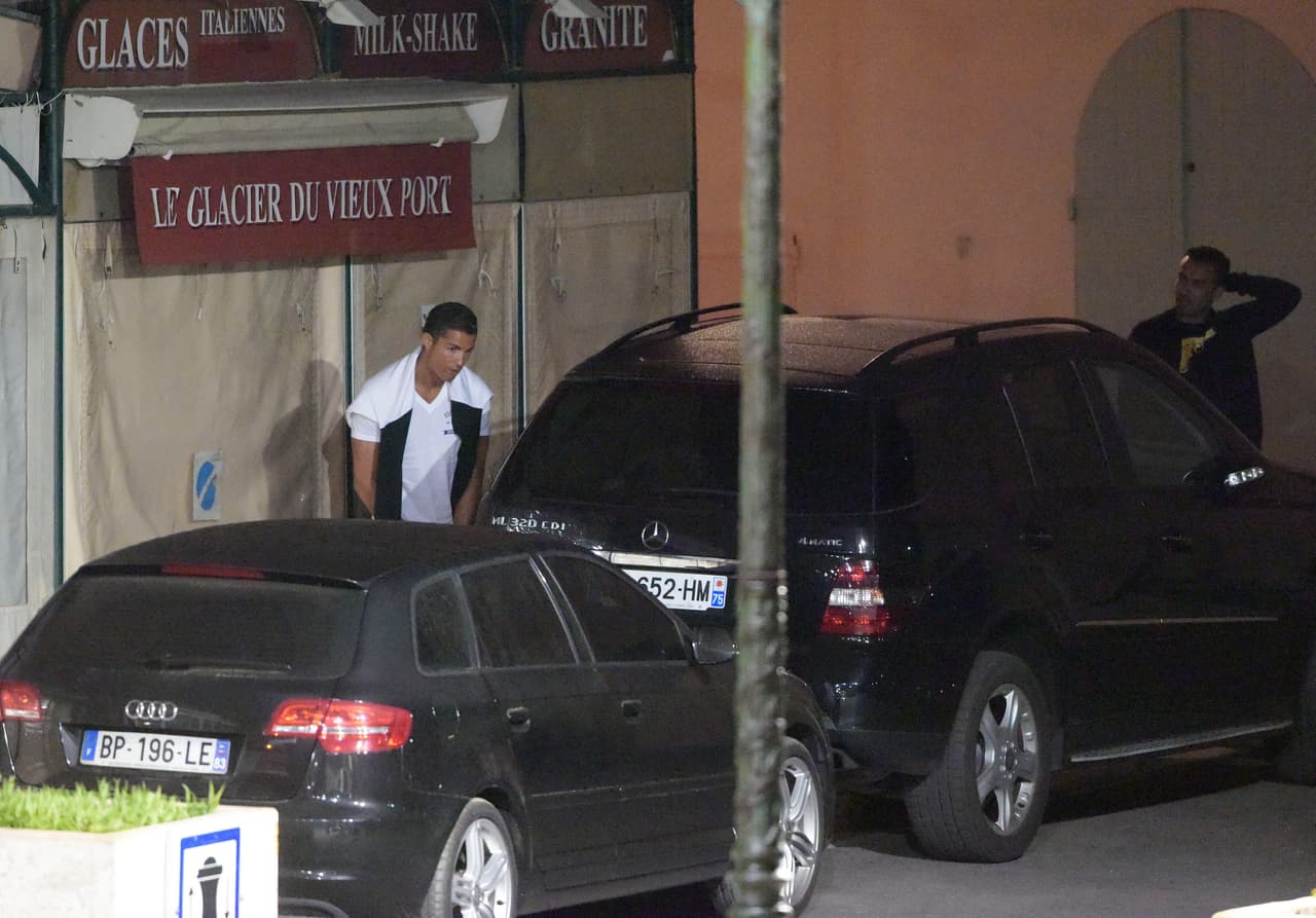 Ni porque sus amigos “vigilaron” que nadie lo observara se salió con la suya.