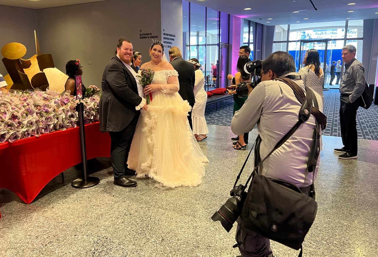J.D. Walsh y Shalee Medina posan para fotografías. Los dos se conocieron por primera vez hace 10 años en el trabajo en Times Square.