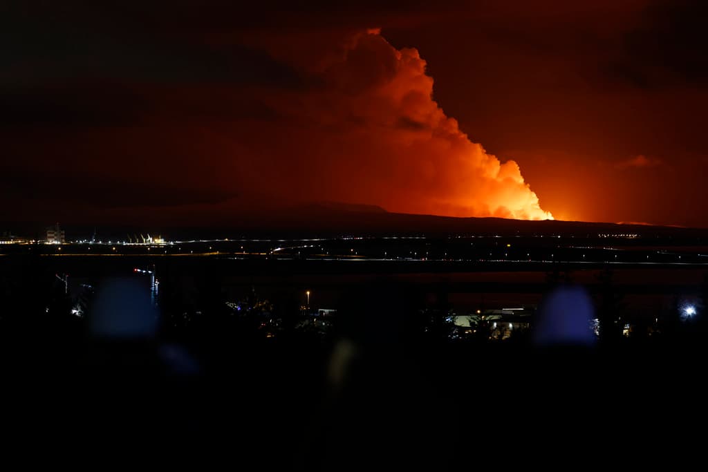 100 metros cúbicos de lava por segundo: una poderosa erupción volcánica provoca estado de alerta máxima en Islandia 