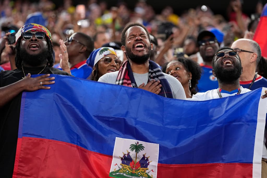 Aficionados de Haití cantan su himno antes del partido de fútbol