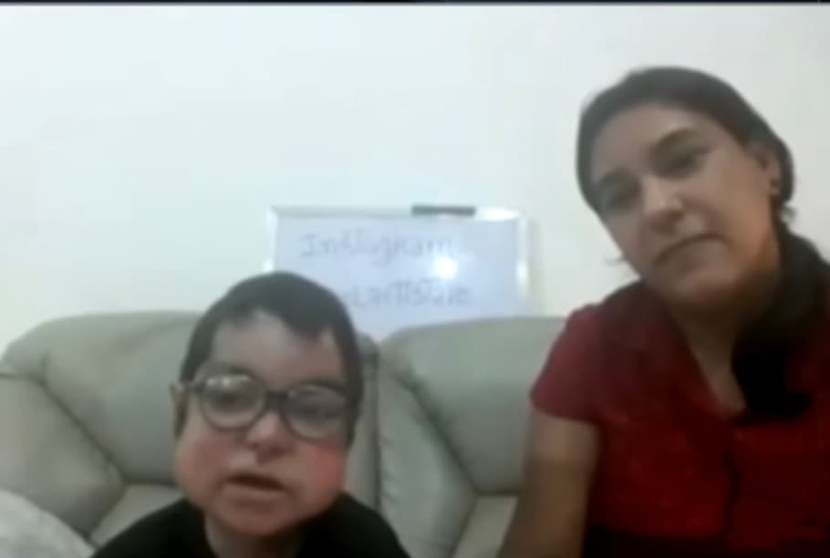 A pesar de la depresión que siente, el pequeño Ángel dice que sigue adelante por su mamá Elizabeth, a la que quiere mucho. 
<br>
<br>