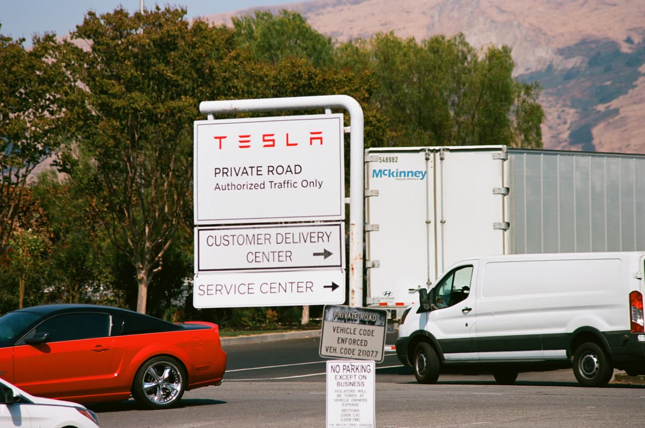 <b>Tesla (automóviles eléctricos). </b>Puesto 16.
<br>
<b>Cantidad de empleados en EEUU</b>: 35,000.
<br>
<b>Principales sedes en EEUU: </b>San Francisco, Reno y Los Ángeles.
<br>
<b>Habilidades más demandadas: </b>ventas minoristas y mercadeo.
<br>
<b>Puestos de trabajo con más nuevas contrataciones: </b>operaciones, ingeniería y soporte.