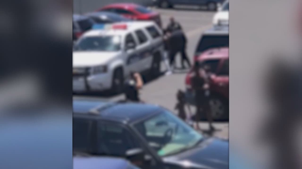 Despiden a policías de Phoenix acusados de racismo y exceso de uso de fuerza