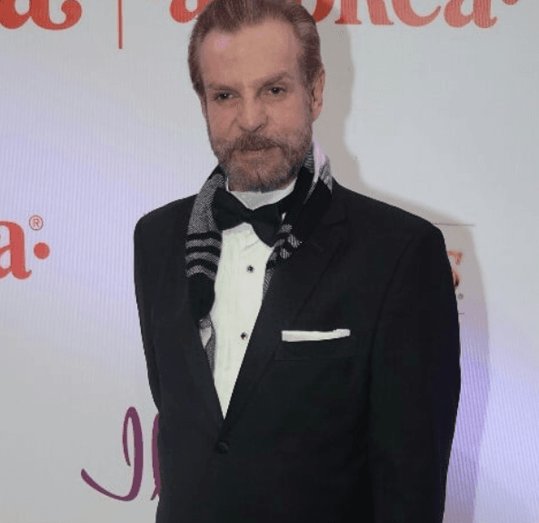 Alejandro Tomassi, nominado en la categoría a Mejor Primer Actor, asistió con un atuendo en tonos neutros conformado por negro, blanco y 'pewter'.