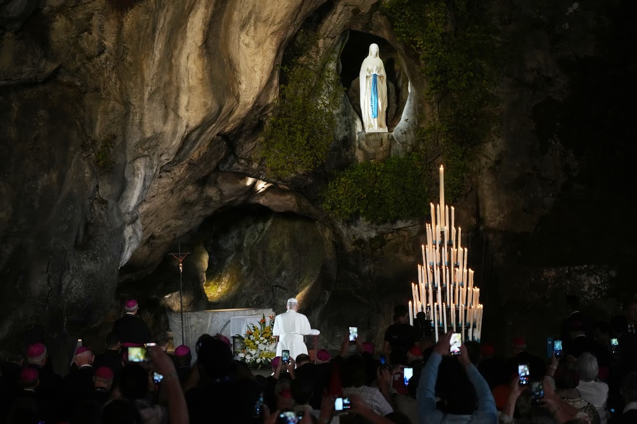 El papa León XIV reza en la Gruta de las Apariciones de Massabielle, en el Santuario de Lourdes, el sábado 26 de septiembre de 2026.