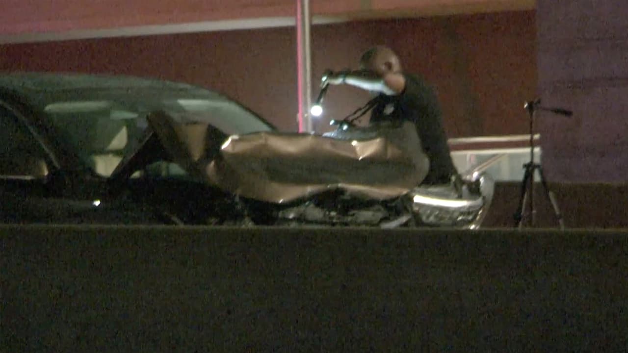 El segundo incidente ocurrió alrededor de la 1:30 am en la autopista 610 West Loop. El vehículo embistió la patrulla policial que estaba bloqueando una salida con sus luces encendidas.