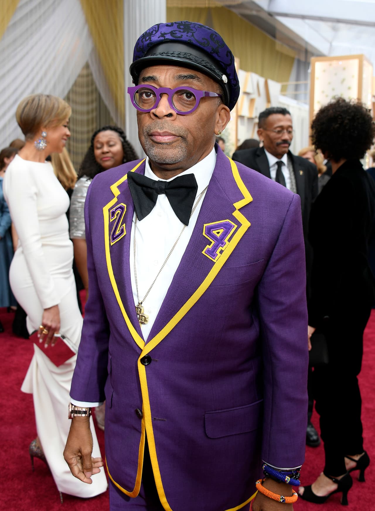 Durante su paso por la alfombra roja, fue entrevistado por Ryan Secrest, quien le hizo un comentario acerca del 
<b><a href="https://www.univision.com/famosos/mi-cerebro-se-niega-a-aceptar-que-kobe-y-gigi-murieron-vanessa-bryant-pide-oracion-publicamente-video">fuerte "discurso emocional"</a></b> que emitía con el traje que había decidido llevar a la ceremonia.