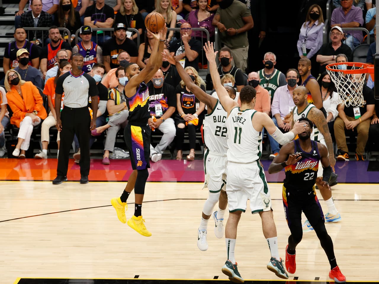 Mikal Bridges # 25 de los Phoenix Suns dispara contra los Milwaukee Bucks.