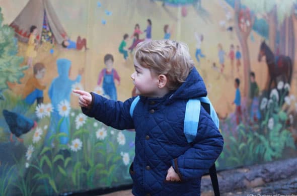 El principe George asiste a su primer día en la guardería de Westacre Montessori, cerca de Sandringham en Norfolk el 6 de enero de 2016 en King's Lynn, Inglaterra.