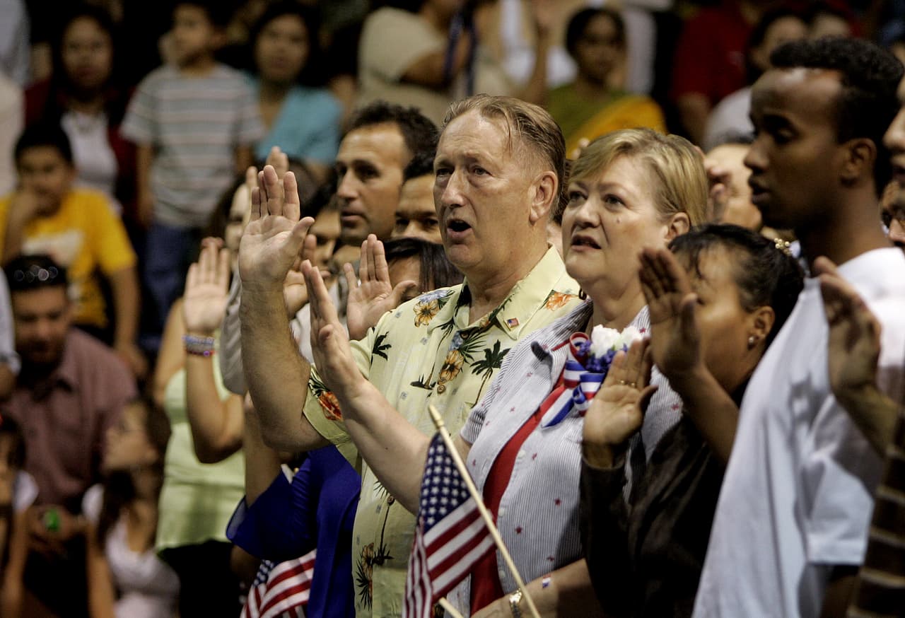 Demandan por demoras en trámites de ciudadanía y USCIS responde que ahora son más eficientes