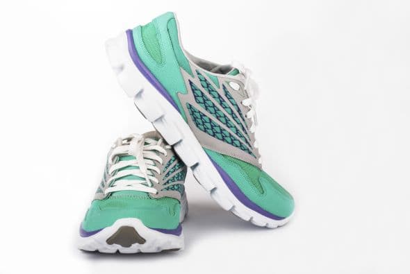 Hace lucir como nuevos tus tenis: Devuelve el blanco a la goma de los tenis que se vuelve amarilla o adquiere marcas negras por el uso. Mezcla pasta dental y agua a partes iguales y aplica en la zona. Luego enjuaga y listo, quedarán relucientes.