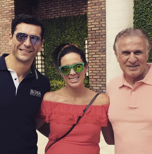 El día del padre lo celebró con su padre, el comentarista deportivo Jesús Bracamontes, y su esposo Martín Fuentes.