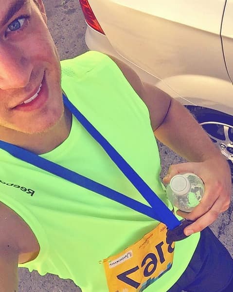 Polo Morín primero se dio el tiempo para correr y mantenerse en forma para todas sus seguidoras.