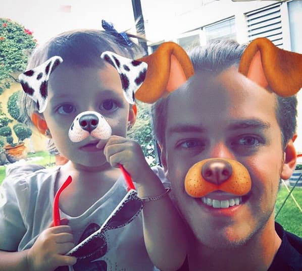 Después no perdió la oportunidad de felicitar a todos los papás con una foto muy divertida. Entre abrazos, pasteles y muchas muestras de amor fue como celebraron los famosos este día.