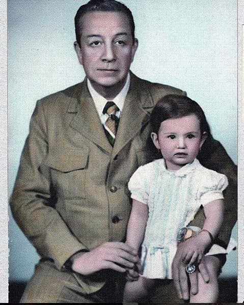 ¿Sabes quién es la tierna niña de la foto? Te damos una pista es la reina de la trilogía de las “Marías”… ¡Adivinaste! Es Thalía. La cantante subió una foto en su cuenta de Instagram donde sale acompañada de su padre cuando era muy pequeñita.