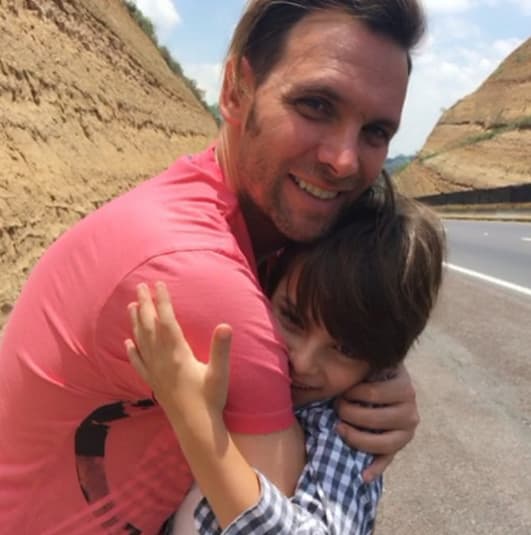 Patricio Borghetti no sé cansó de abrazar a su hijo Santino en su día. Una imagen dice más que mil palabras, ¿no creen?.