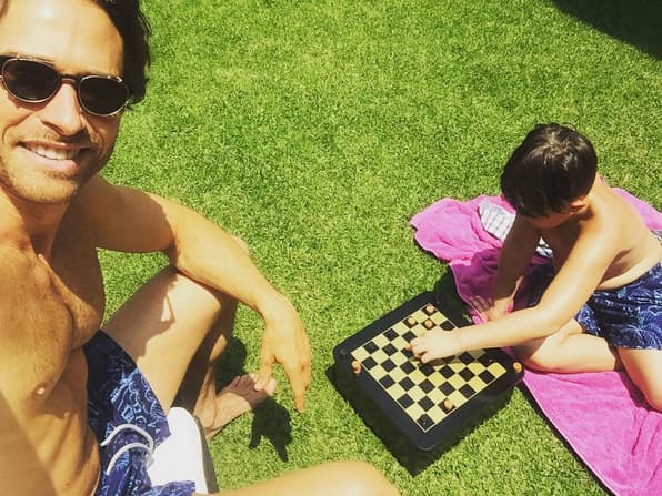 El guapo Sebastián Rulli disfrutó su día con el pequeño Santi y para el sexy argentino ese fue el mejor regalo.