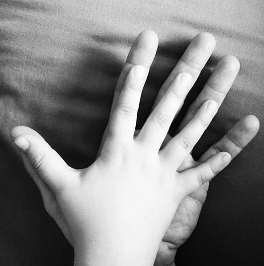 Además Rulli no perdió la oportunidad de felicitar a todos los papás a través de un bello mensaje y un foto de la mano de Santi enlazada con la de él. "Feliz día del Padre a todos los que tienen la fortuna de serlo y sentirlo !!💙#santitime❤️".