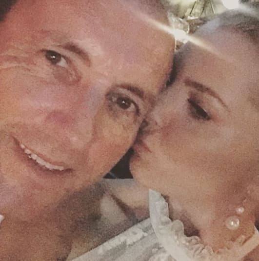 "Te pediría mil veces más como mi papá, TE AMO CON TODO MI SER, sin límites,con todo lo que soy, TE AMOOOOO Y TE EXTRAÑO todos los días�� feliz día para ti ��mi mejor ejemplo, mi amor incondicional, por ti soy la mujer que soy�� GRACIAS PA �� FELIZ DÍA A TODOS LOS PADRES DEL MUNDO ��para ti que realmente mereces este título ����❤️" fue el lindo mensaje que le dedicó Marjorie de Sousa, a su padre.