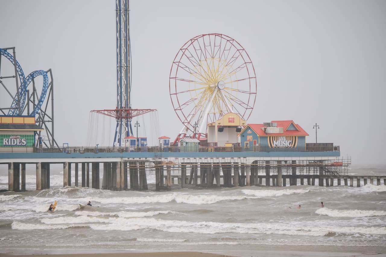 Un grupo de surfistas en la costa de Galveston, el 13 de septiembre. Varias escuelas del área de Houston y Galveston cerraron el lunes debido a la tormenta. El distrito escolar de Houston, el mayor del estado y el séptimo más grande de Estados Unidos, anunció en Twitter que las clases se mantendrían suspendidas hasta el martes.