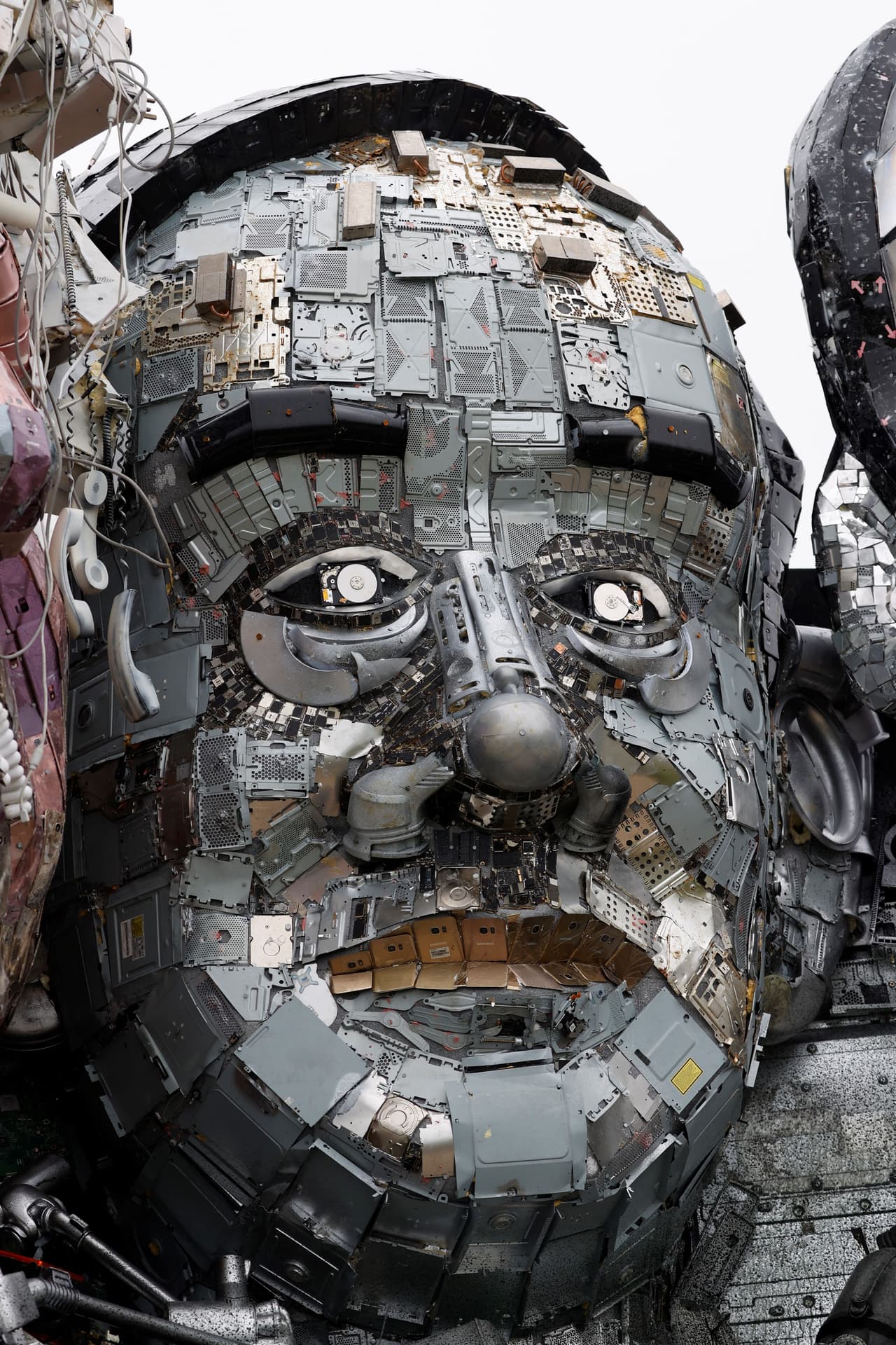 Yoshihide Suga, primer ministro de Japón. Joe Rush, creador de la escultura, dijo a BBC que esperaba que su obra expresara que
<a href="https://www.bbc.com/news/uk-england-cornwall-57406136"><u>los desechos electrónicos deben ser reutilizados y reciclados más fácilmente</u></a>. En la obra también hay tostadoras, guitarras, altavoces, televisores, cortagramas, reproductores de cds y radios que fueron desechados.
<br>