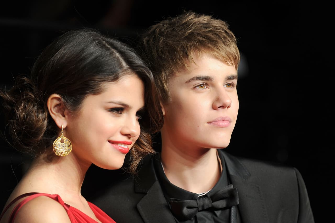 Otra tormentosa relación amorosa la vivió Selena Gomez al lado de Justin Bieber, quien se volvió el dolor de cabeza de la cantante.