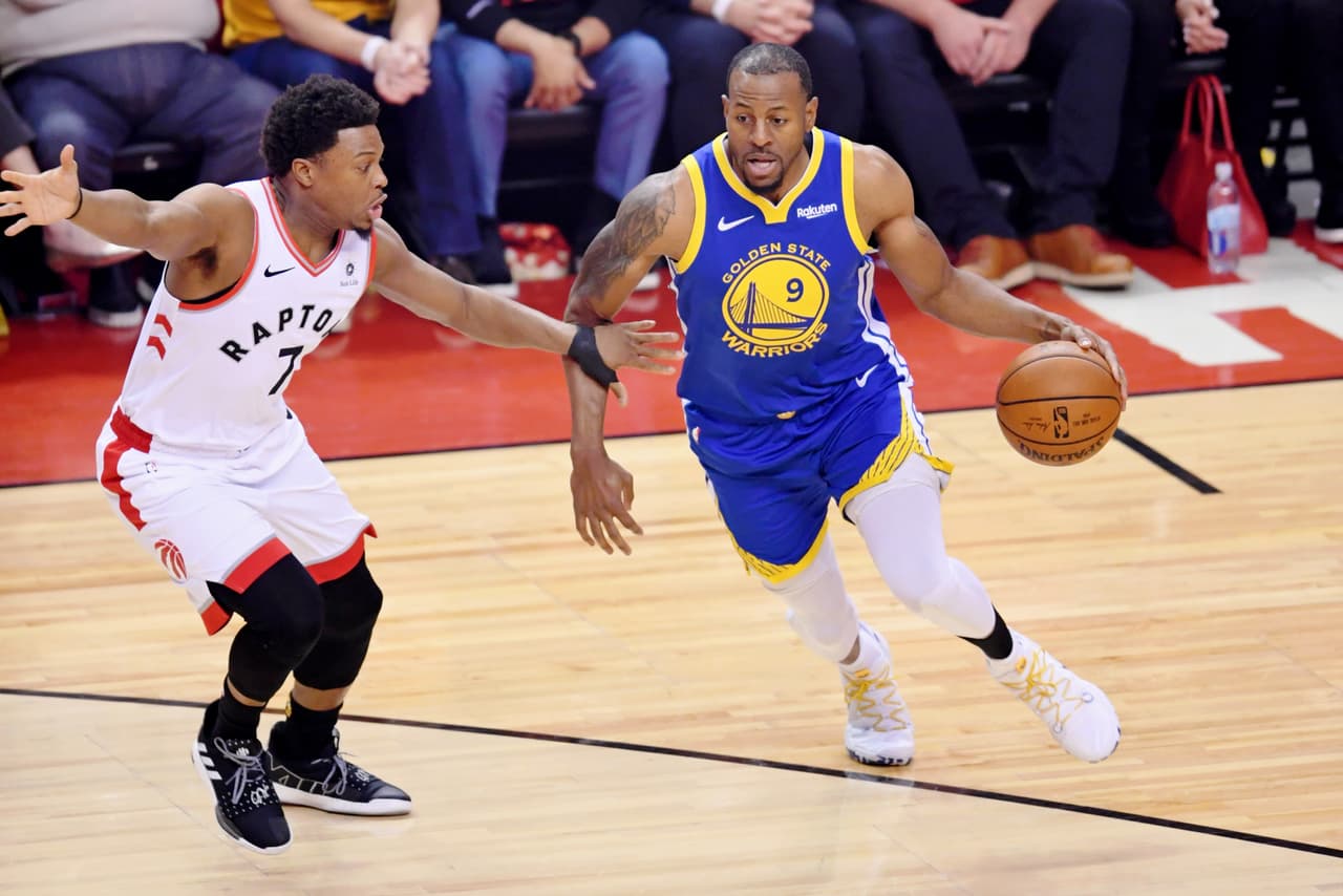 Los Golden State Warriors 'esquivaron una bala' cuando Andre Iguodala metió un triple, estando solo y en una posesión en la que daba la impresión de que los monarcas vigentes iban a perder el esférico y estando apenas arriba por dos cuando el veterano hundió un triple que acabó con la esperanza de Toronto y los Raptors pierden 109-104 y la Final NBA se iguala a uno por bando.