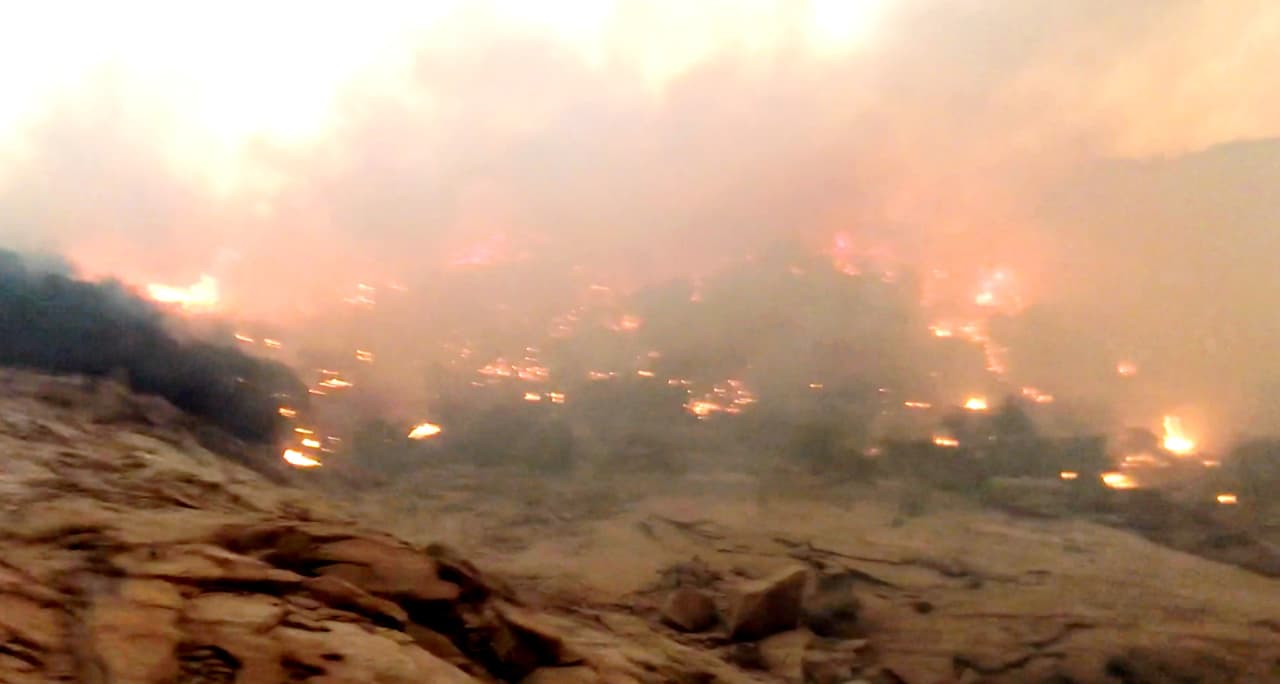 En el combate de las llamas del incendio Creek trabajan 450 bomberos y se propaga por el Bosque Nacional Sierra, al sur del Parque Nacional Yosemite.
