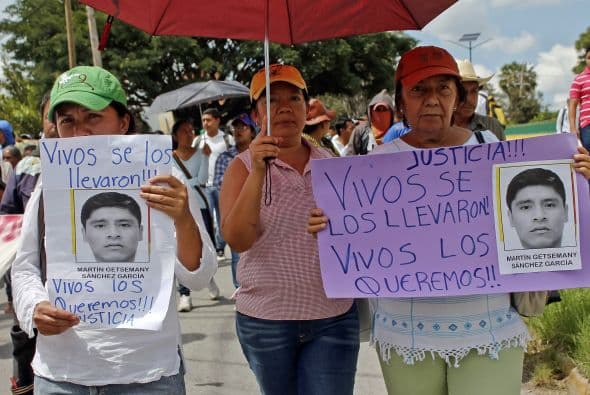 "Vivos se los llevaron, vivos los queremos", reza esta pancarta.