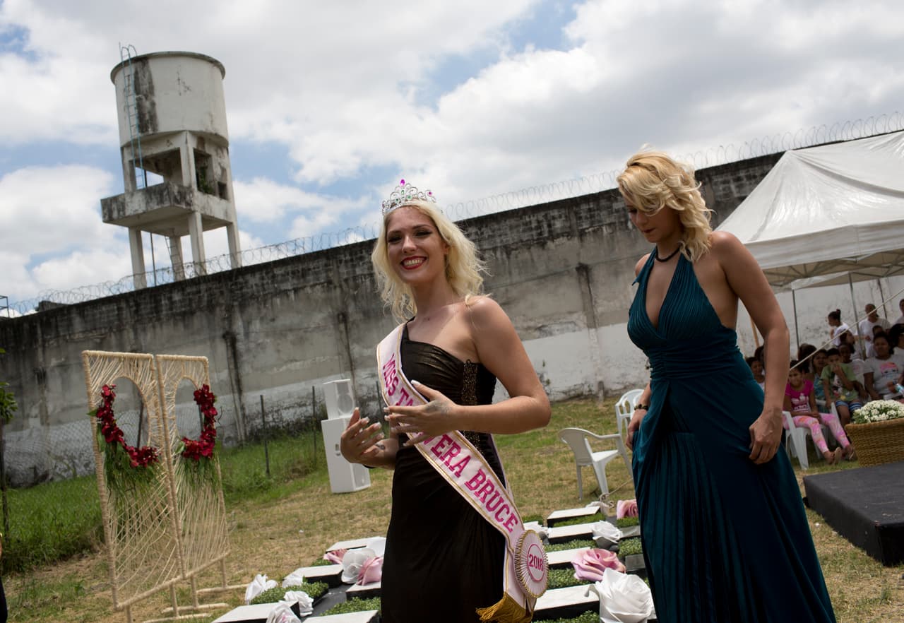 La reclusa Verónica Verone fue coronada Miss Talavera Bruce 2018, en el centro penitenciario del mismo nombre al oeste de Río de Janeiro, Brasil, el 4 de diciembre de 2018. Las autoridades brasileñas aseguran que el concurso atrae la atención de medios locales y ayuda a las prisioneras en sus relaciones entre ellas.