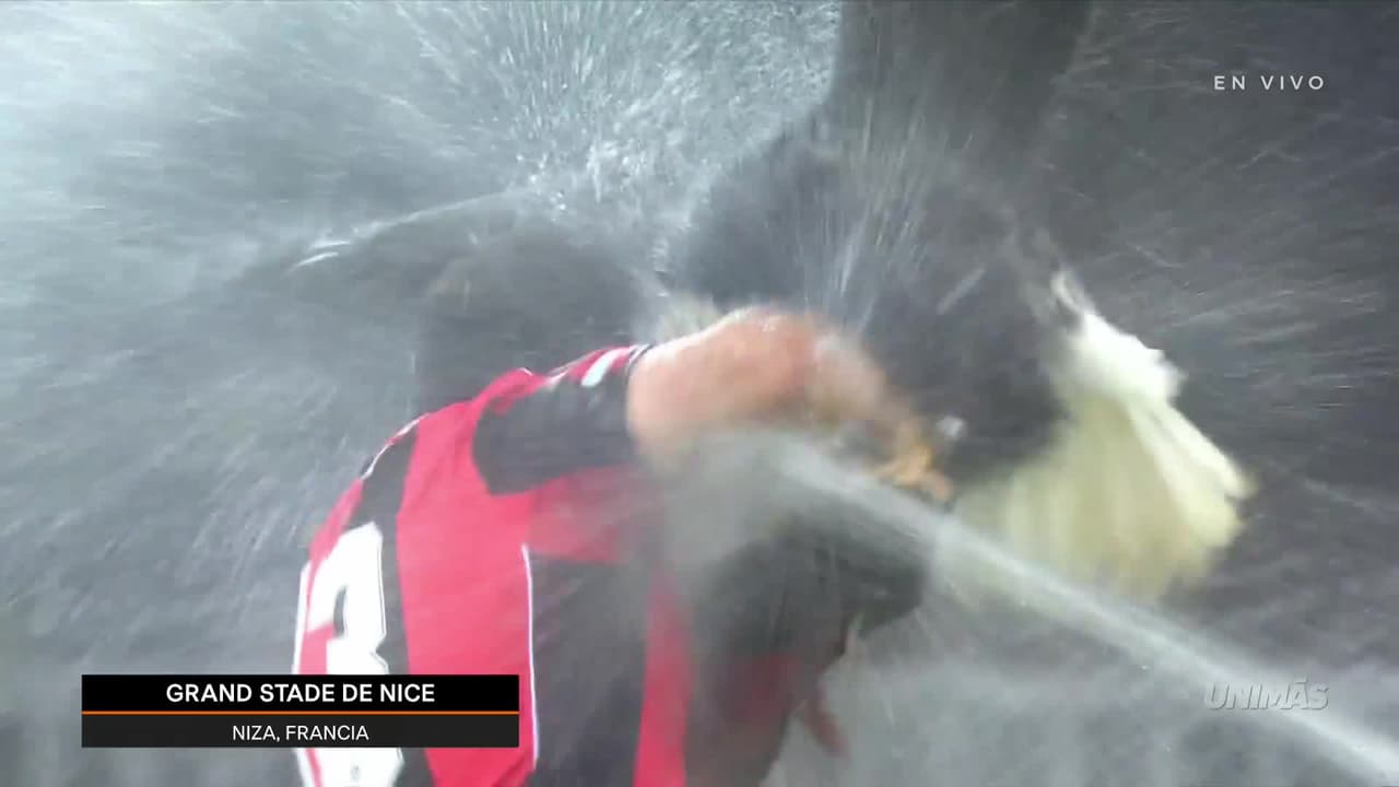 ¡Qué momento! El águila del Nice aterrizó en su entrenador y el sistema de riego los empapó
