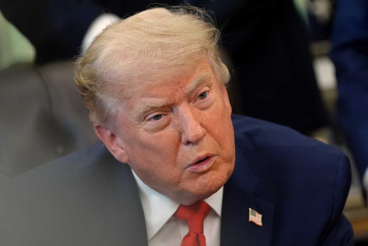 El presidente Donald Trump habla durante un acto para firmar una proclamación en la oficina Oval.