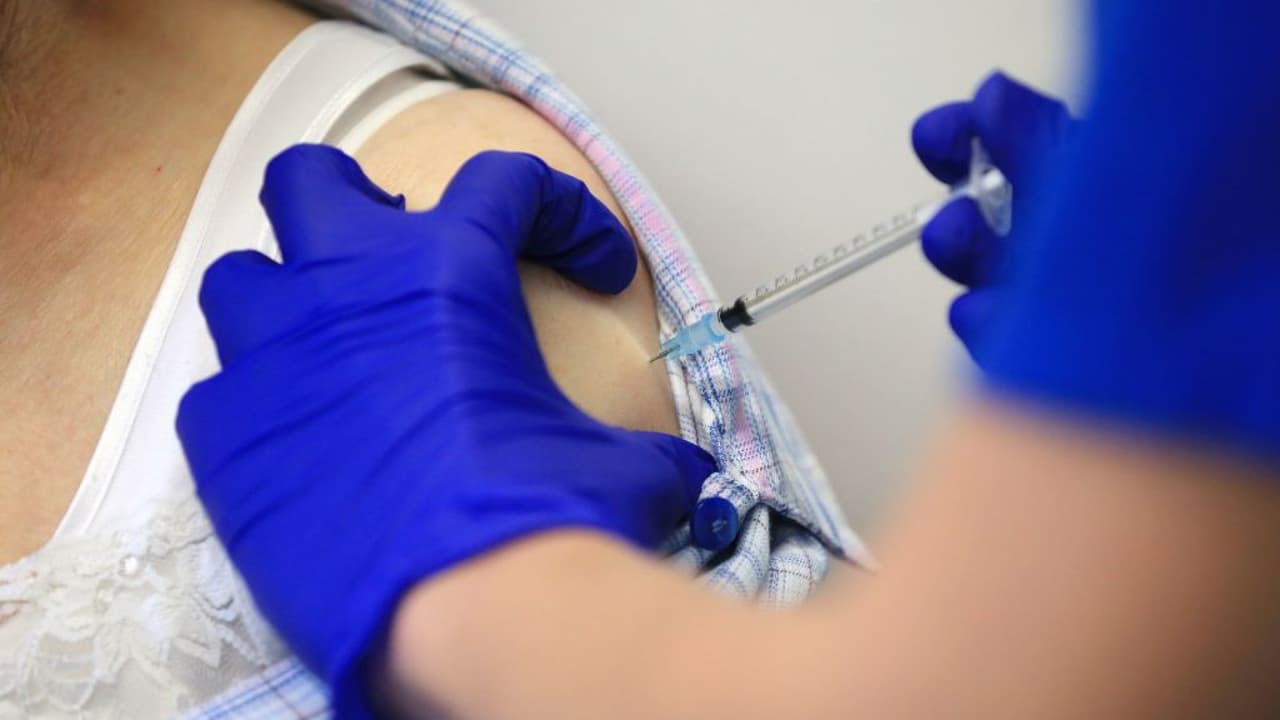 Dónde y cuándo puedes ponerte la vacuna contra el coronavirus en el área de Chicago