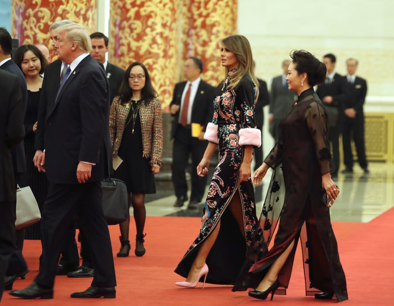 Mientras medios más generales como
<a href="https://www.washingtonpost.com/news/arts-and-entertainment/wp/2017/10/20/days-before-the-inauguration-melania-trump-called-now-the-dress-he-made-her-is-part-of-history/?utm_term=.d870b0824ad3">The Washington Post</a> y
<a href="http://www.cnn.com/2017/11/05/politics/melania-trump-trip-fashion/index.html">CNN</a> hacían un diario de lo que pasaba con Melania en este tour, revistas como Vogue, InStyle, Fashionista o Refinery 29 parecían completamente ajenas a las elecciones de Melania para su visita de turno. La cubrían, (si se pone Melania Trump + Vogue en Google arrojará una serie de artículos recientes) pero la tenían desterrada de sus portadas.