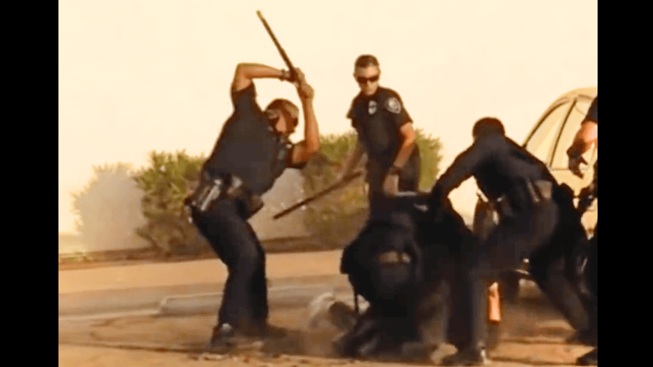 Captan en video la golpiza que policías propinaron a un hispano en California