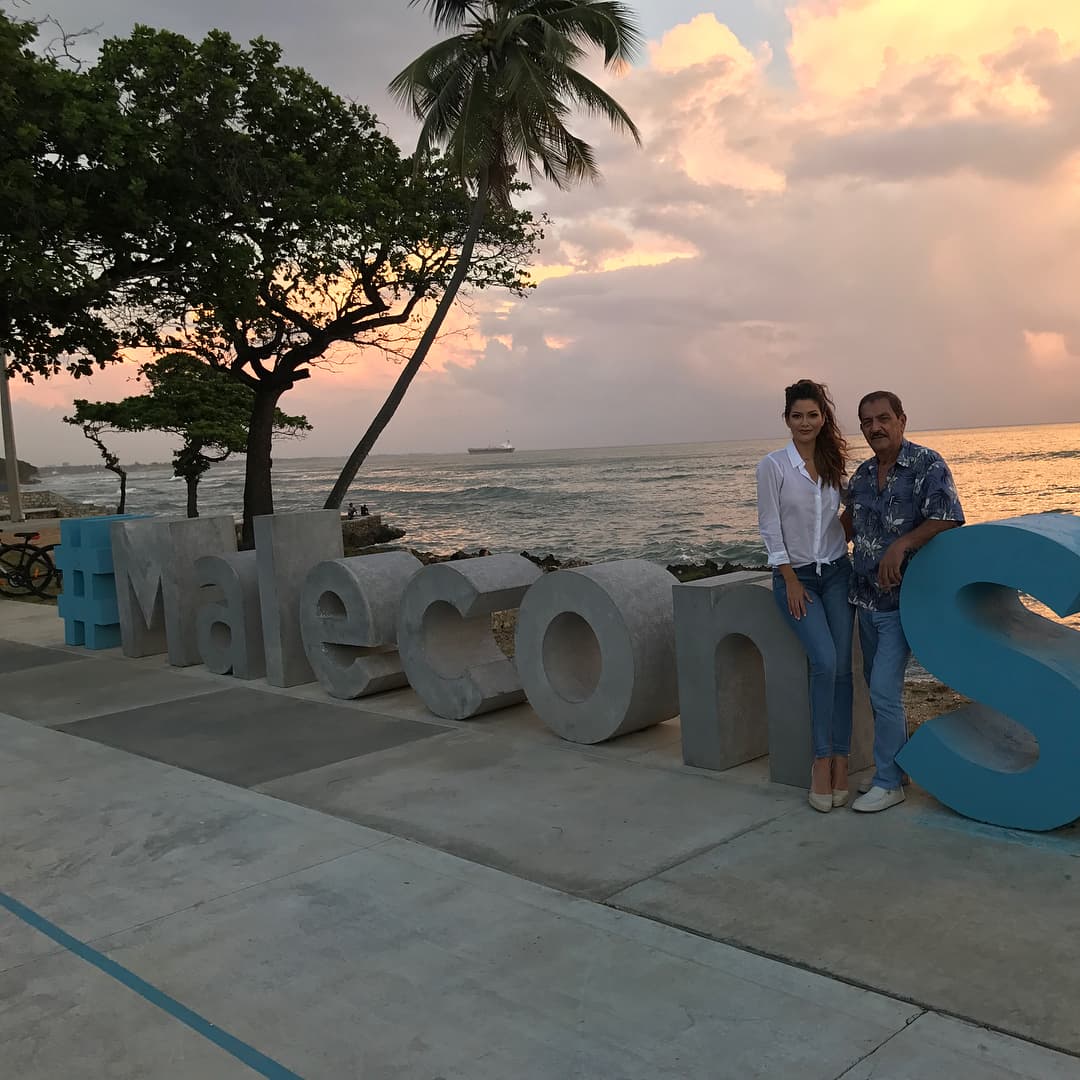 Cuando no están cerca, la tecnología está de su lado, ya que usan la videollamada para estar en contacto todos los días. Sin embargo, este no es el caso ahora, ya que esta semana de festividades en Estados Unidos, vimos en una historia de Instagram a nuestra conductora muy feliz a lado de su querido padre y sus hijos.
<br>