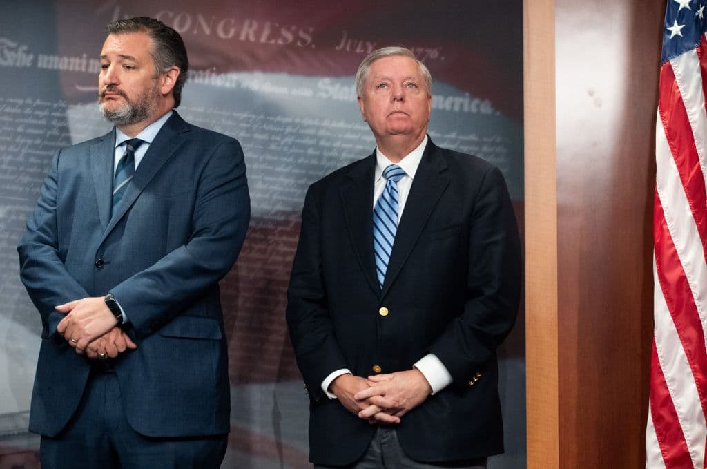 Los senadores republicanos Ted Cruz (izq) y Lindsey Graham, participaron en una rueda de prensa en la que insistieron en calificar a la jueza como "débil" ante el crimen. Paradójicamente, los republicanos reconocieron la calidad profesional de la jueza, pero se opusieron a ella por considerar que forma parte de una supuesta agenda liberal para desvirtuar el trabajo del máximo tribunal.
